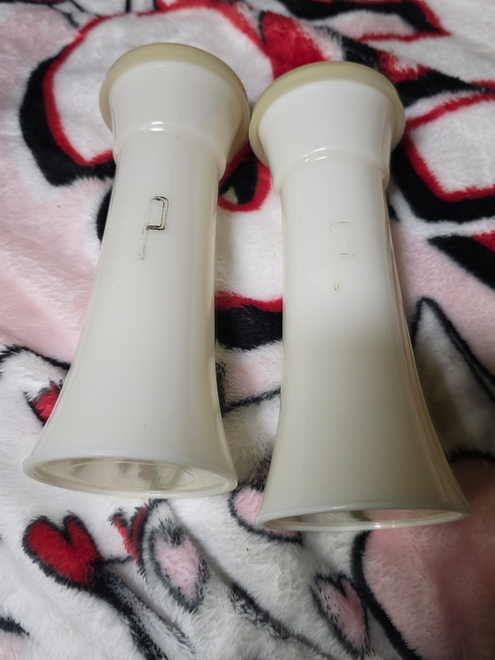 2 Tupperware Ivory White Plastic Pepper Shaker Holders